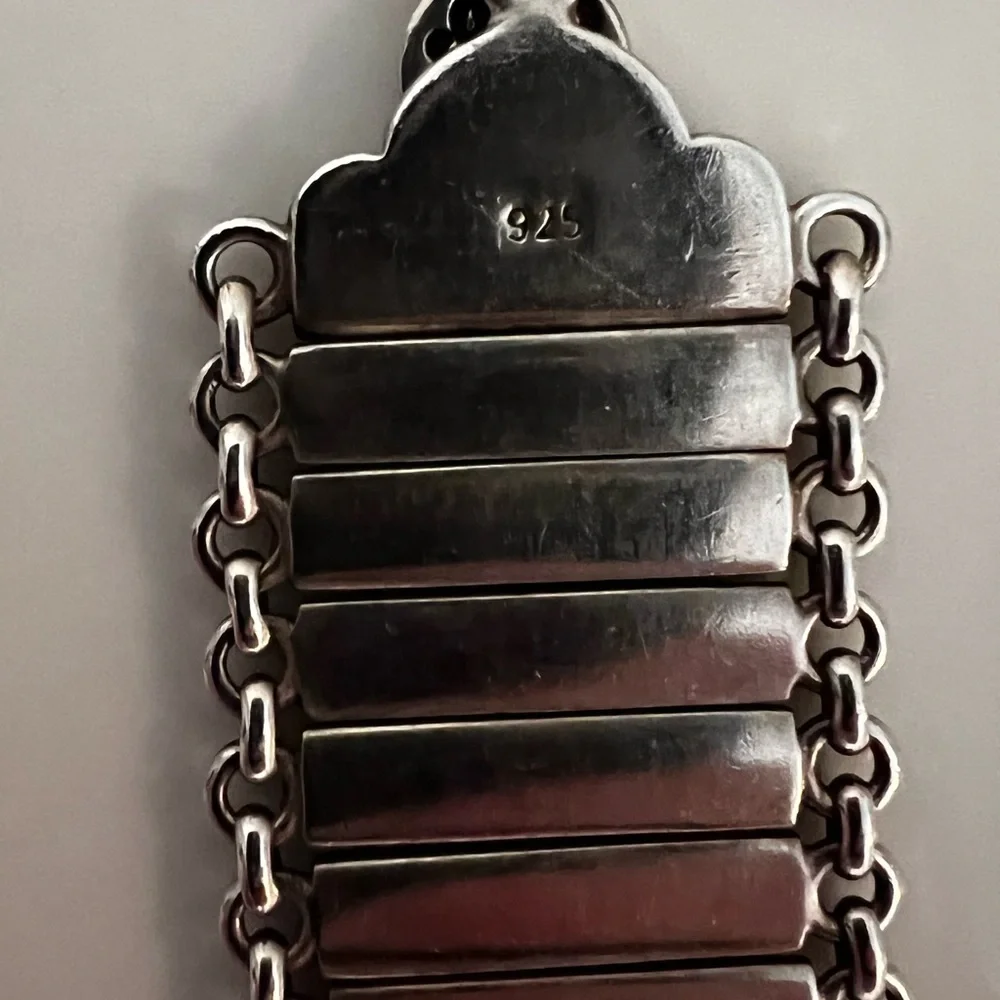 Lois Hill Beautifully detailed and elegant in 925 silver. - Picture 4 of 6